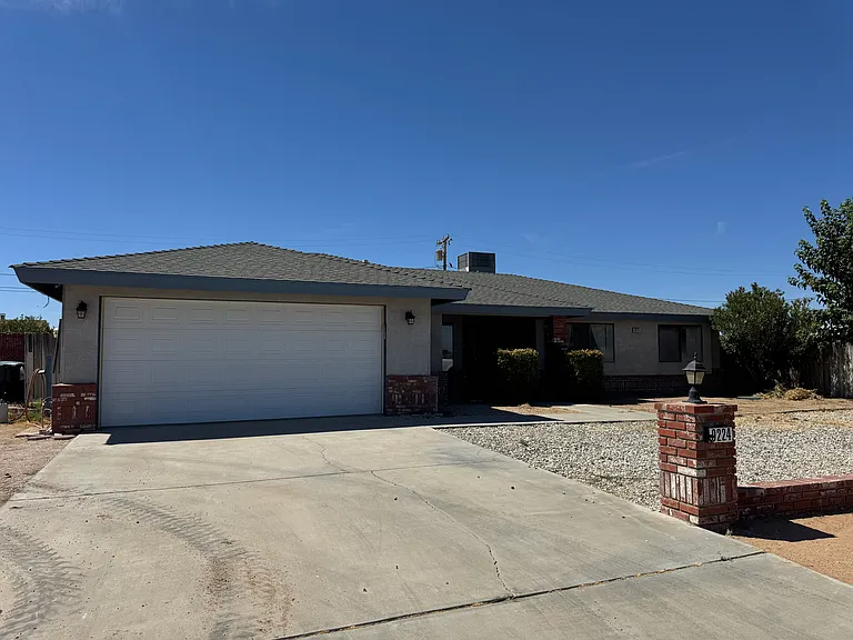 9224 Greenwood Ave — Photo 2