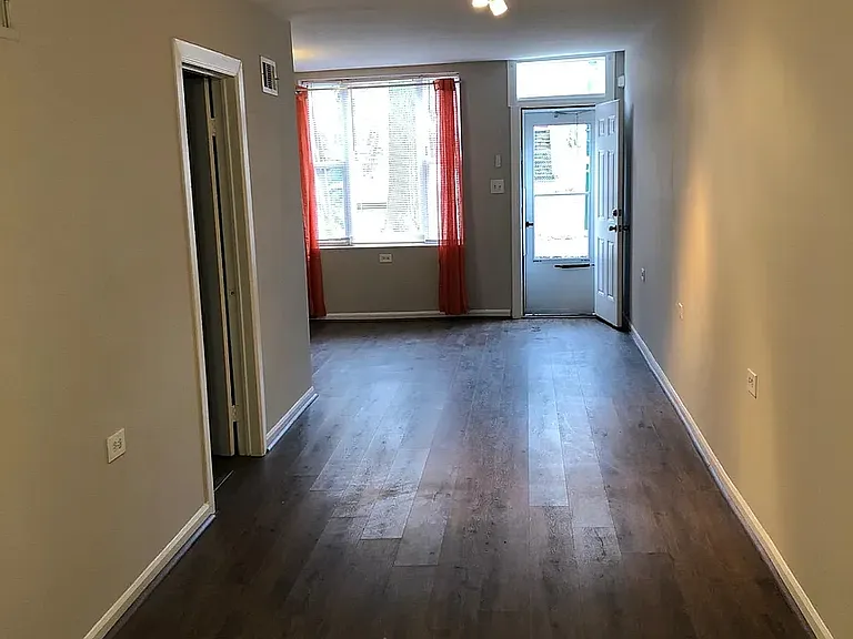 2058 W Erie St #G — Photo 5