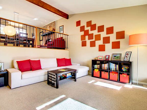 Living rm with dining above