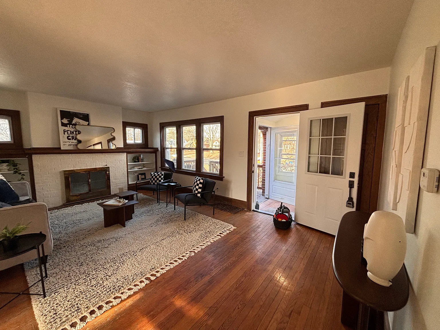 3 bed, 2114 sqft, $2,400 — Photo 2