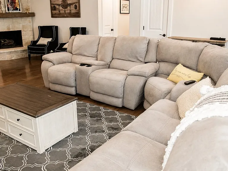 1616 W Dengar Ave — Photo 4