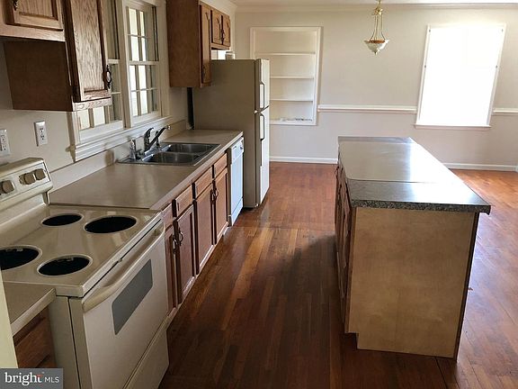 3rd image of 573 Fairfax Pike