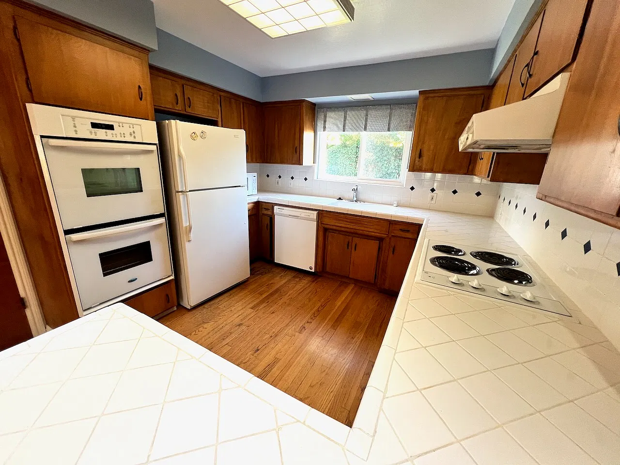 4 bed, 2395 sqft, $6,750 — Photo 3