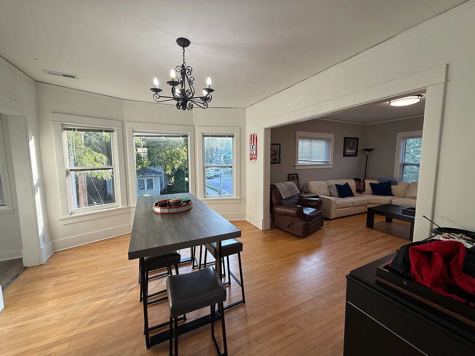5 bed, 2500 sqft, $4,495 — Photo 2