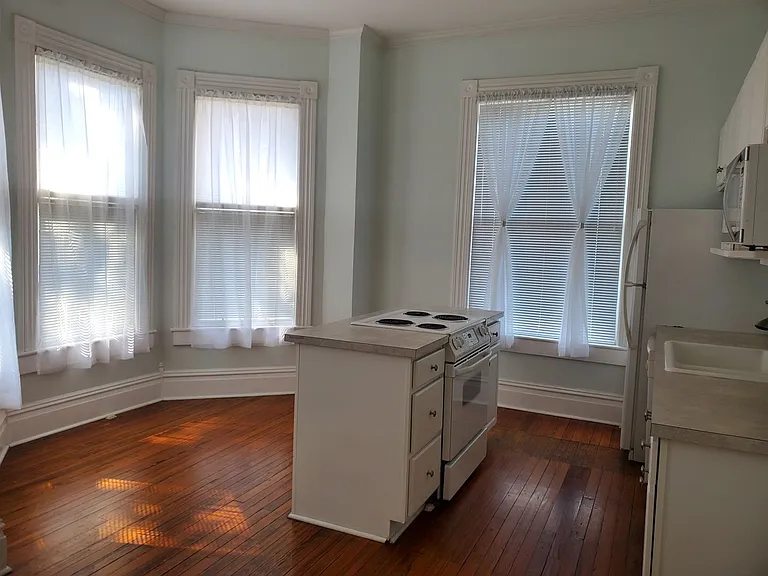 2402 Lincoln St — Photo 9