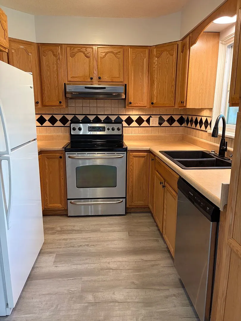2 Bedroom, 1.5 Bath Townhouse — Photo 2