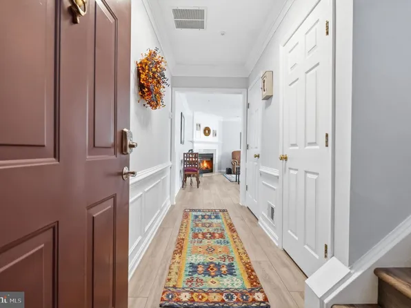 10359 Sager Ave APT 302, Fairfax, VA 22030