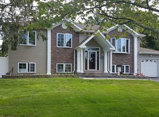 49 Briarwood Rd, Wheatley Heights, NY 11798