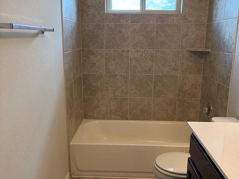 372 Eagle Brook Ln — Photo 5