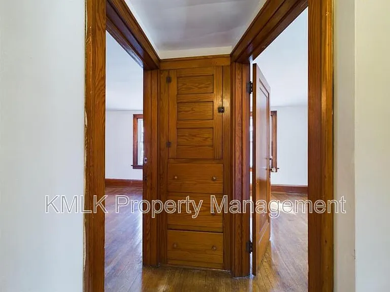 524 Allyn St — Photo 32