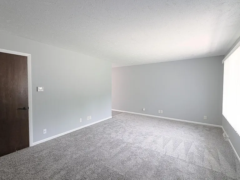 1025 Kent St — Photo 2