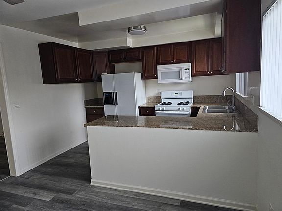 4th image of 5150 Woodman Ave #11B
