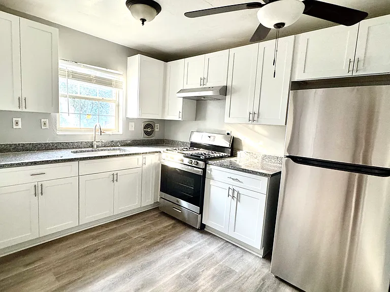 1040 Greenwood Ave NE #5 — Photo 1