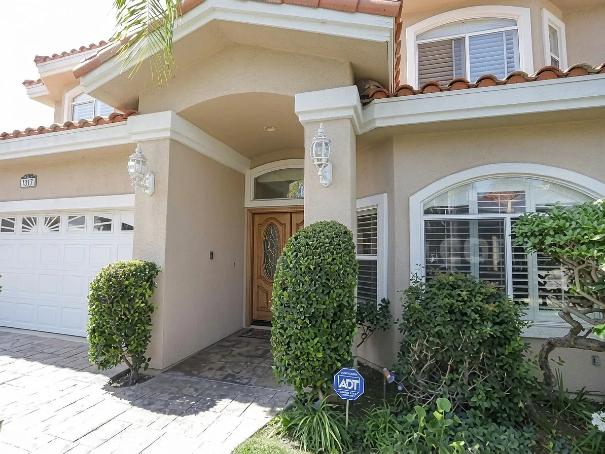 5 bed, 3800 sqft, $14,000 — Photo 1