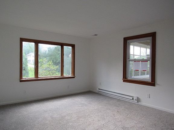 5th image of 2060 Oakridge Dr
