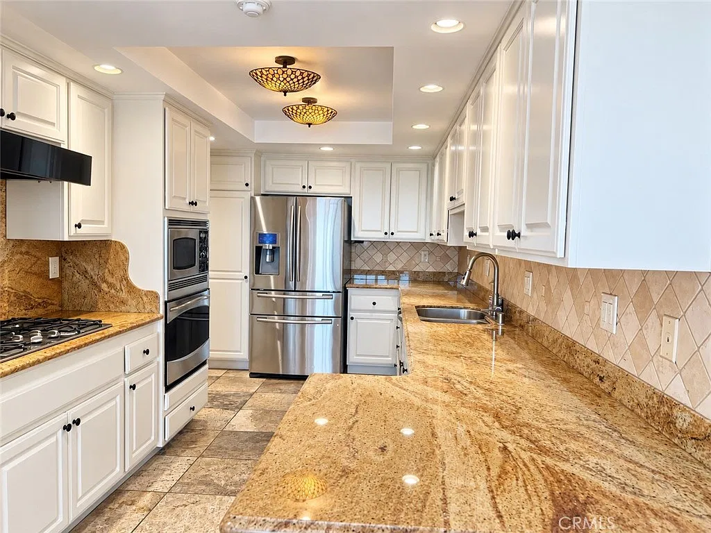 3 bed, 2.5 bath, 2700 sqft, $7,200 — Photo 4