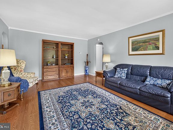 3rd image of 283 Dubois Ave