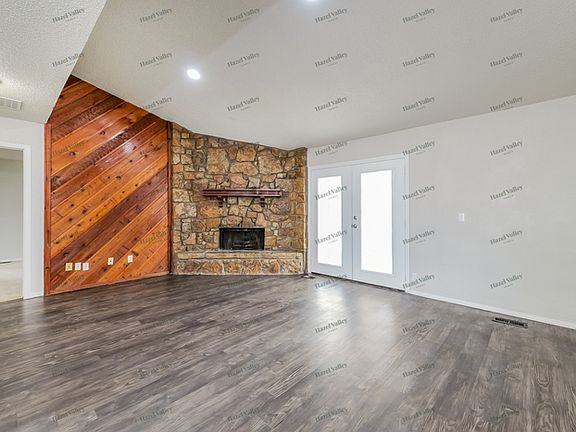 3rd image of 950 Twisted Oak Dr