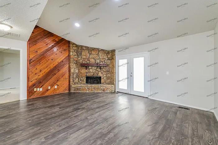 950 Twisted Oak Dr — Photo 3