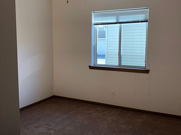 5th image of 610 Stonehaven Dr #22