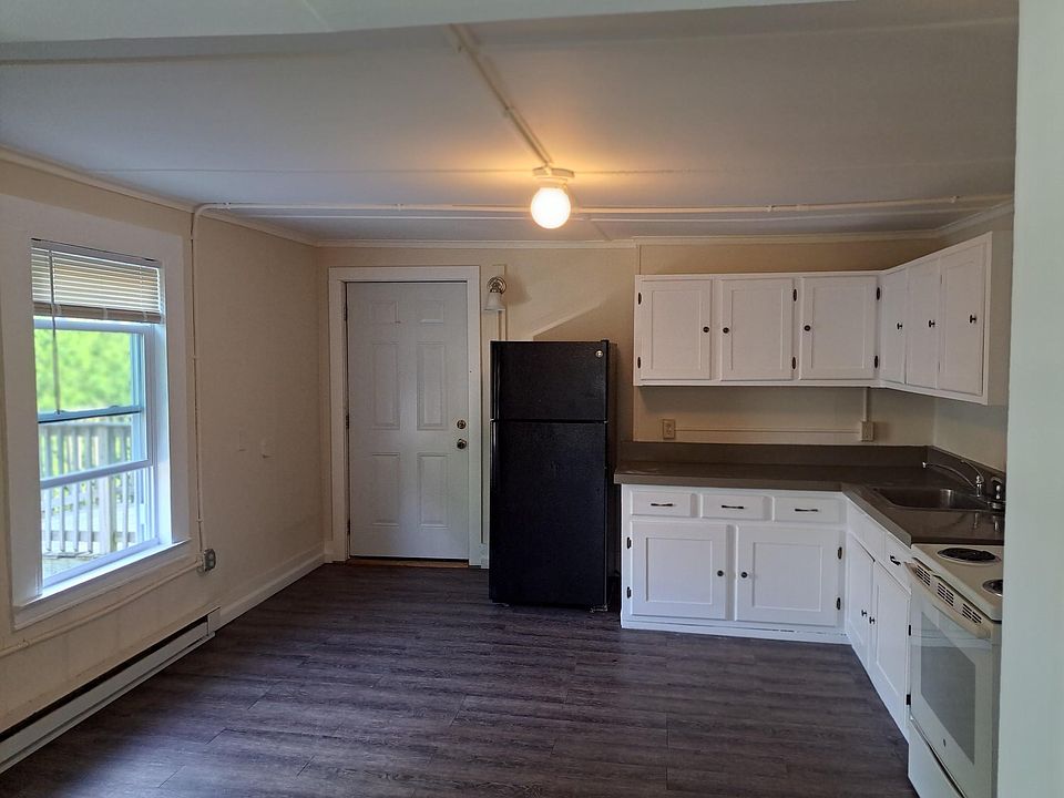 2nd image of 464 Pleasant St #5