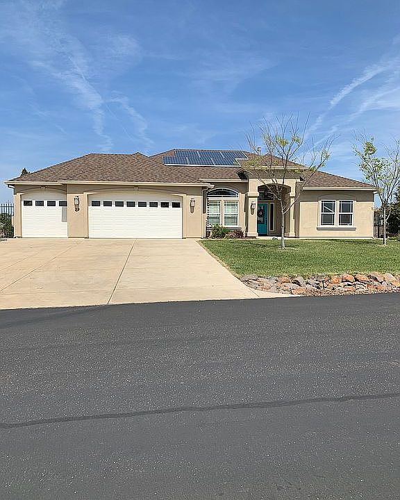 3 car garage +extra parking 