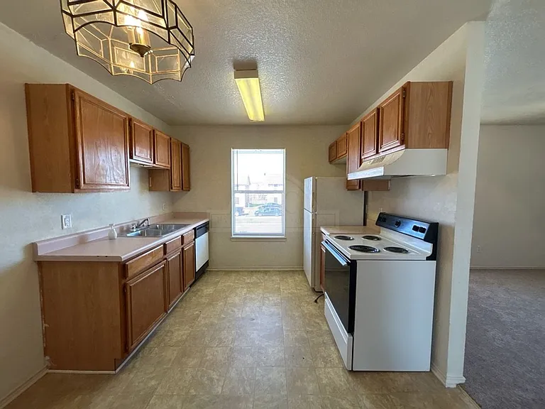 1702 Benttree Dr — Photo 4