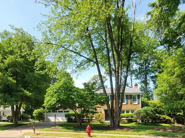 2112 Docket Ln, Vienna, VA 22181