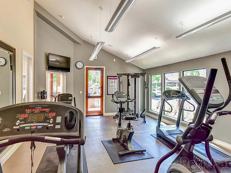 Mission Sierra Apartments — Photo 4
