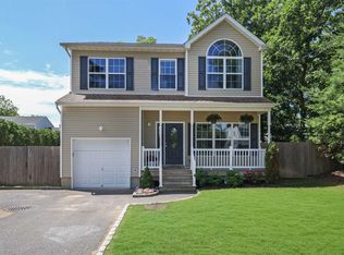 26 Delamere St, Huntington, NY 11743