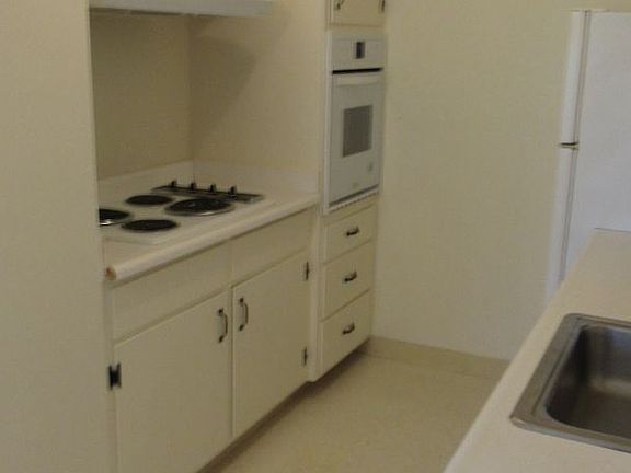 2nd image of 919 Clinton St #7