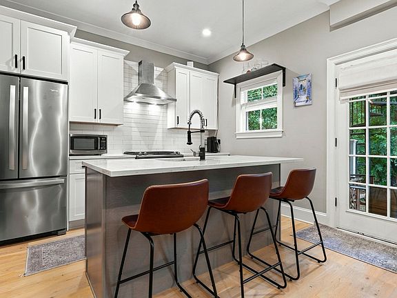 4th image of 138 Trenton St #2