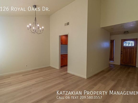4th image of 1126 Royal Oaks Dr