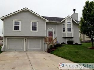10704 N Skiles Ct, Kansas City, MO 64157