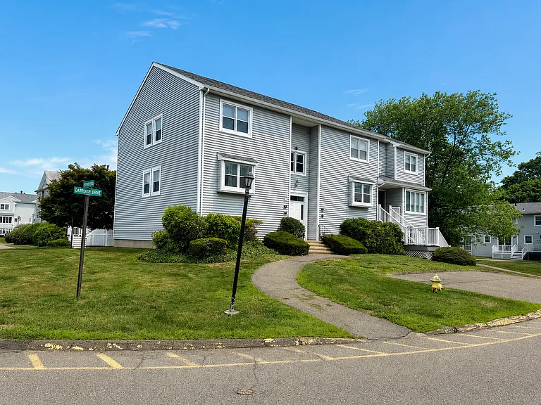 31 Carriage Dr #31 — Photo 16