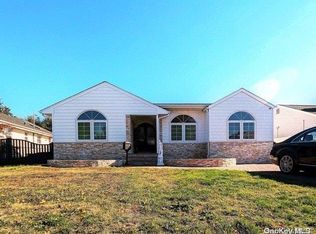 39 Laurel Ct, Plainview, NY 11803