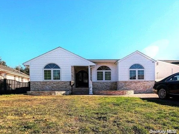 39 Laurel Court, Plainview, NY 11803