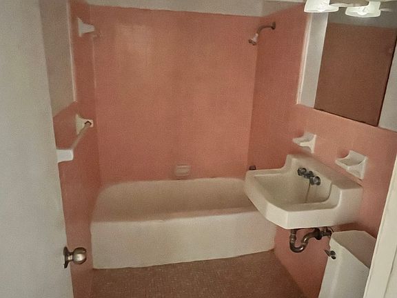 4th image of 211 Jefferson Dr #4