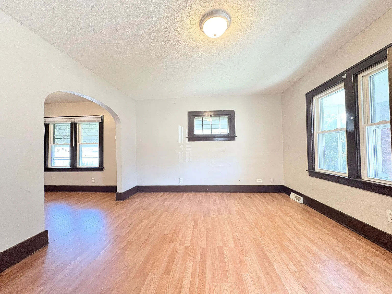 3 bed, 1096 sqft, $1,075 — Photo 2