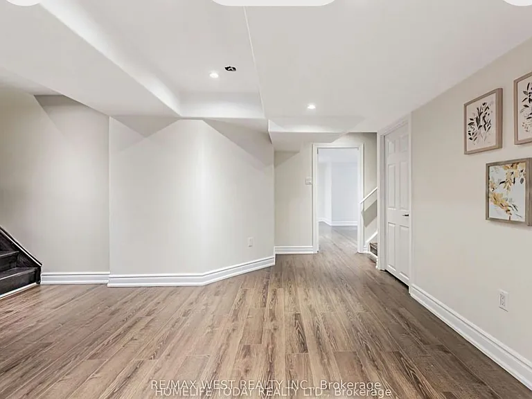 Valley Ridge Cres — Photo 7