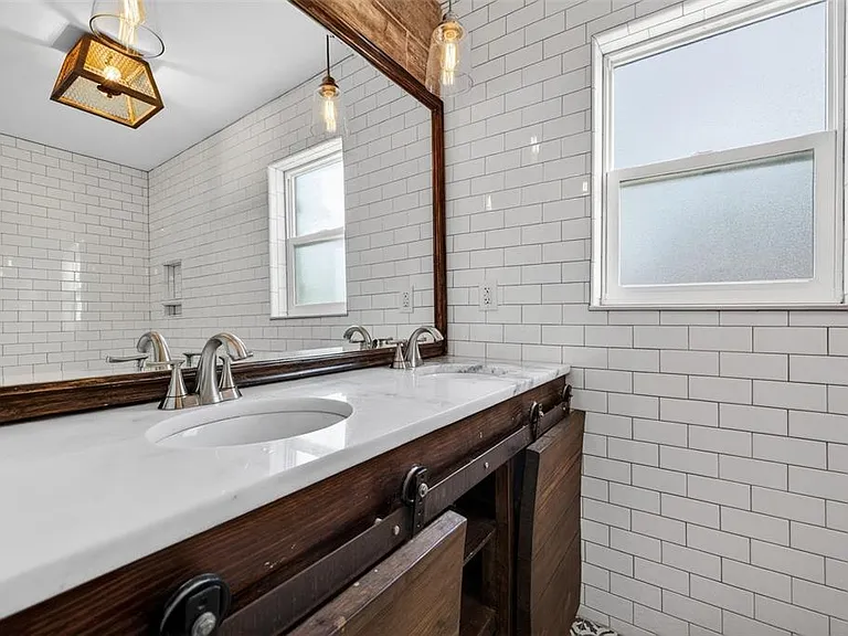 4200 Beach Dr SE — Photo 9
