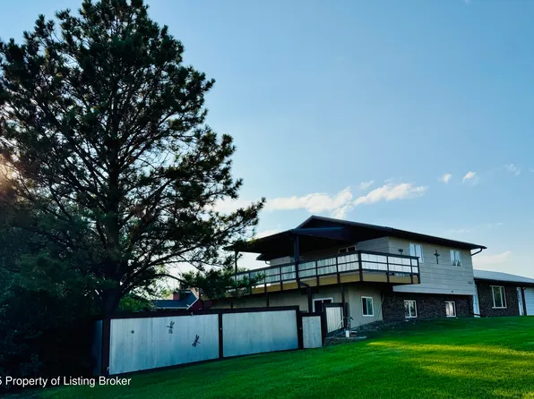 302 6th Ave SE, Beach, ND 58621