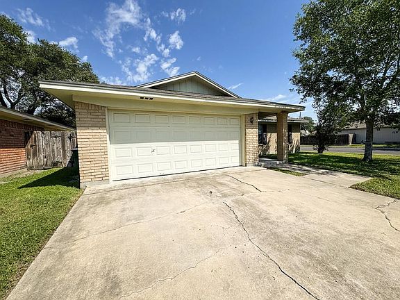 3rd image of 702 Monterrey Dr