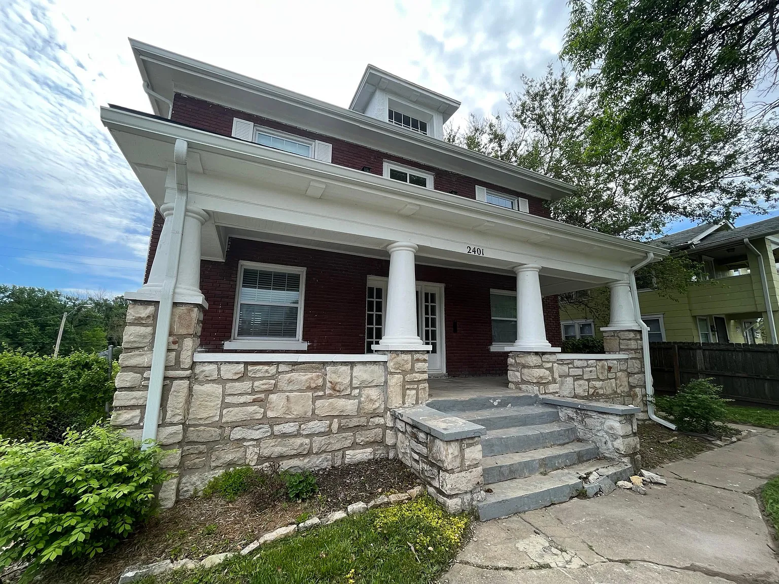4 bed, 2.5 bath, 2068 sqft, $2,500 — Photo 2