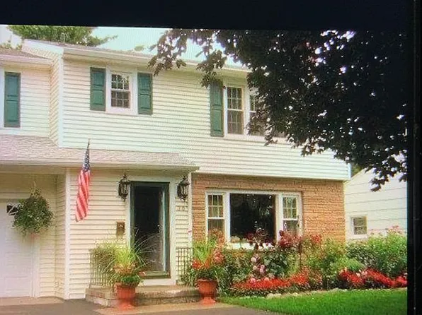 36 Royal Oak Dr, Rochester, NY 14624