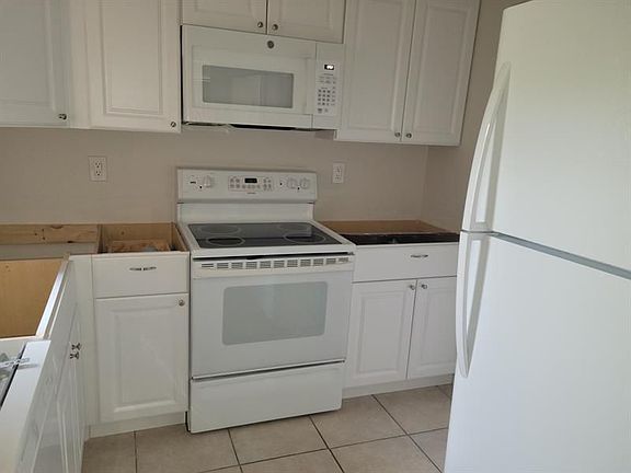 4th image of 1536 SE Royal Green Cir #101
