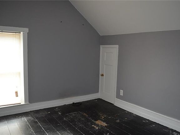 3rd image of 19 School St