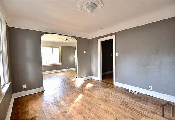 3rd image of 9939 Berkshire St