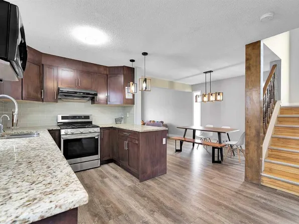 44 S Strathclair Rise SW, Calgary, AB T3H 1G4