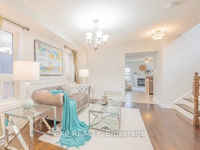 8 Rampart Cres — Photo 3